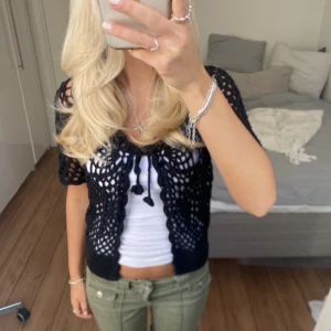 Kortärmad kofta - Säljer denna kortärmade kofta. Har du någon fråga är det bara att höra av dig🫶🏻