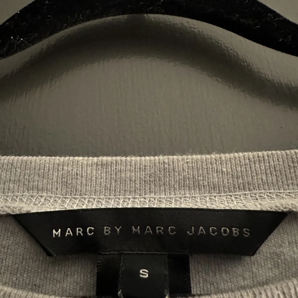 En tröja från Marc jacobs, använd ett fåtal gånger  Säljer för 400kr + frakt . Tröjor & Koftor.