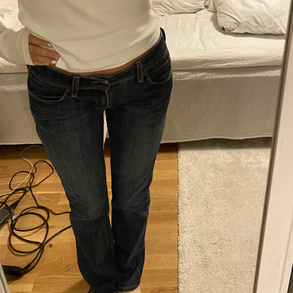 skitfina vintage Levis jeans 470 straight. Är 170 och längden är perfekt🥰 oklart vilken storlek det är men passar mig som brukar ha s/xs. Jeans & Byxor.