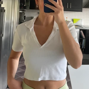 Topp  - Vit topp från Zara som inte kommer till användning längre. 