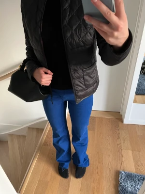 Blåa Jeans  - Blåa flare jeans från Zara i skick 10/10 som är använda 2 gånger. Skriv gärna om du har någon fråga! 💙💙💙