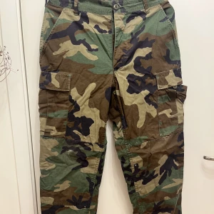 Cargo pants - Armebyxor med justerbar midja och knäppning, köpta på en marknad i NYC 