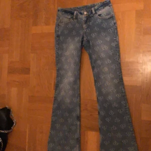 Jeans med fickor - Ett par helt nya oandvända jeans med fickor från hm säljer pga lite för stora😊