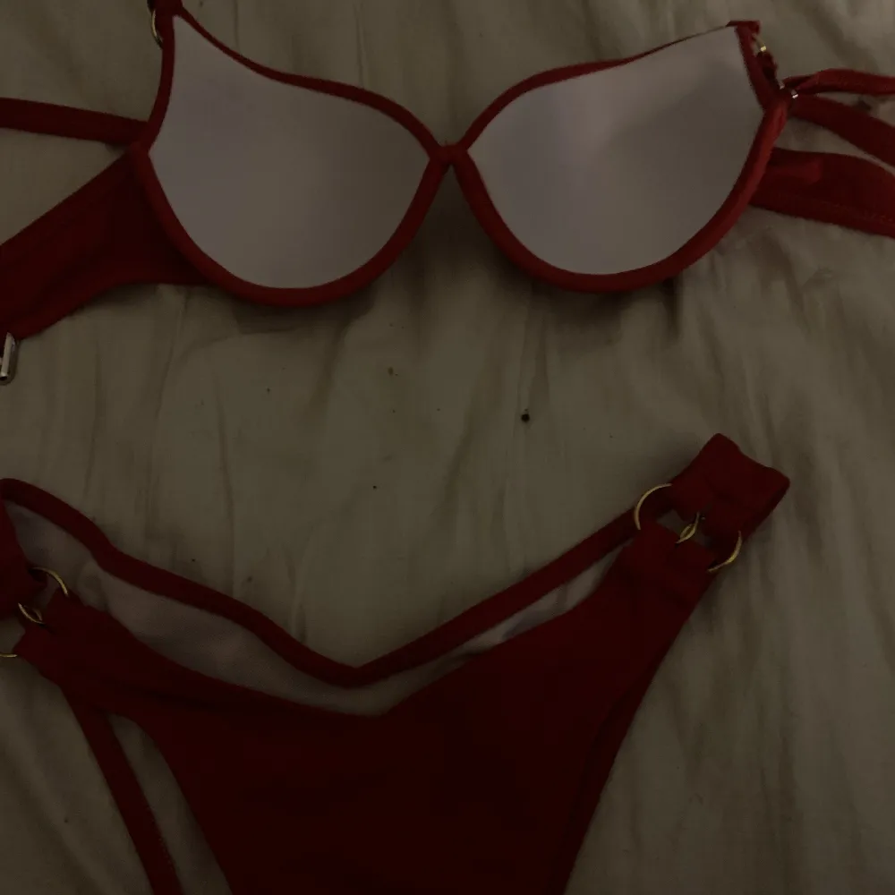Röd push up bikini , använd 2 gånger ❤️75B storlek på bh-n, S på trosorna❤️. Övrigt.