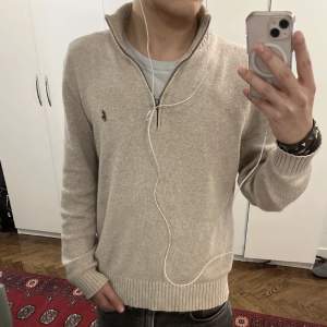 Säljer min svinfeta raffe halfzip. Nypris 2000. Storlek Medium. Hör av dig om funderingar!