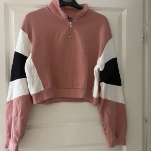 Tröja - Dragkejda i halsen, mycket mjukt material. I mycket gott skick 