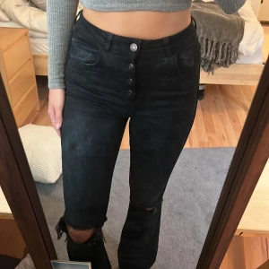 Bootcut jeans - Bootcut jeans med slitningar/blekningar och knappar! Är storlek L men jag har S och de passar mig 🤔 de är väldigt mjuka i materialet så gissar på att de passar M! Jag är 165 och de nuddar precis marken på mig!