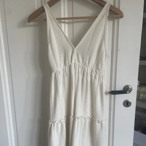 Vit klänning  - Jättefin klänning från pull and beer❤️ använd 1 gång, nypris 399❤️