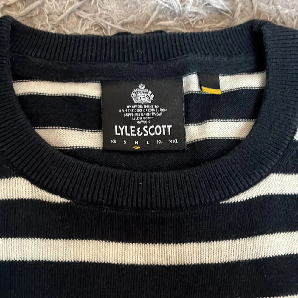 En lyle&scott tröja i ett jättefint skick . Neuletakit & Villapaidat.