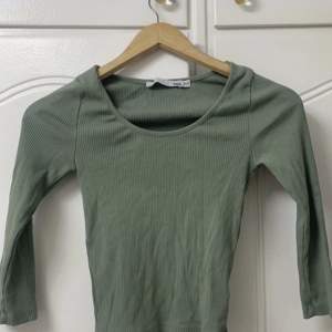 Jag har använt den ganska få gånger. Det är en grön tröja från lager 157 som inte finns på hemsidan. Den är bra att ha till träning samt till en vardaglig outfilt