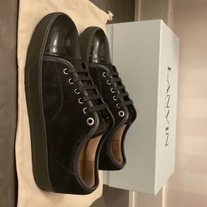 Lanvin Sneakers - Hej! Säljer mina Lanvins sneakers i färgen grå. Skorna kommer aldrig till användning och därför säljer jag dom!  Skorna är i bra skick då låda och påsar till skorna medföljer! Tvecka inte på att höra av er kring frågor