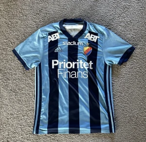 Djurgården tröja 2019 - Djurgårdsmatchtröja från 2019. Tröjan är väldigt fräsch och endast visa delar av trycket som börjat spricka. Kond 7/10. Fits TTS. Tveka inte att höra av dig vid frågor eller fler bilder😄🤝
