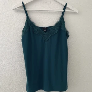 Linne med spets  - Bra skick. Båda för 40kr.