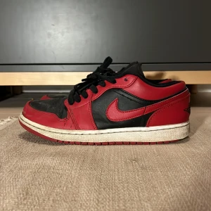 Jordan 1 reverse bred - Tja! Säljer dessa ganska snygga jordans. Skorna är ganska slitna men går absolut att använda.