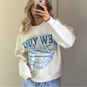 Sweatshirt från gina tricot i stl S! Använd men fint skick, texten kan uppfattas lite sliten men tror den ska vara så💕