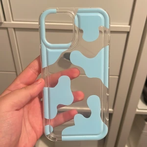 Mobilskal - Mobislslal till aiphone 12 pro max. Är i silikon och har blått ko mönster. Breda kanter och skyddar telefonen bra. Har även bra med rum bakom så man kan tillexempel ha kort eller annat bakom skalet utan att de blir för trångt.  