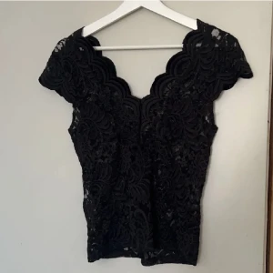 Spets topp - Säljer denna jättefina spets topp, perfekt till fester osv…