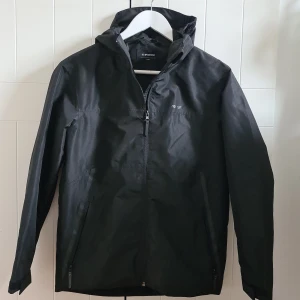 Regnkläder, jack och byxa - Regnställ i nyskick. Använt ett fåtal gånger. Nypris 800 kr