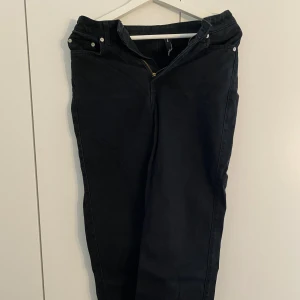 Svarta jeans - Svarta raka jeans från weekday i modellen rowe.