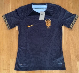 Brasilien fotbollströja  - Riktigt snygg Brasilien tröja helt ny, lapp kvar. Storlek M