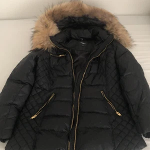 Rock and blue jacka - Köpte den på mars för 3000-4000 ungefär, säljer den för 1300kr, priset kan diskuteras. Helt ny och riktigt päls, storleken är 42 men den passar även folk i 34/36/38/40