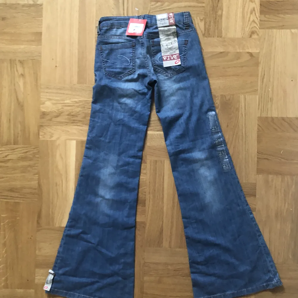 Nya lågmidjade bootcut jeans från EDC by esperit   Midjemått: 72cm  Innerbenslängd: 78cm . Jeans & Byxor.