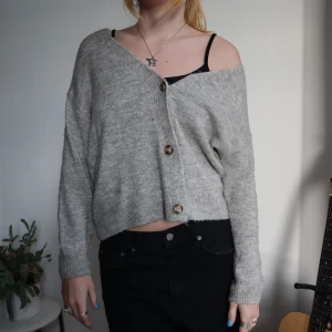 Stickad grå kofta - Ljus grå stickad kofta från Pull & Bear. Bra skick! Säljer då jag ej använder den längre. 🦭