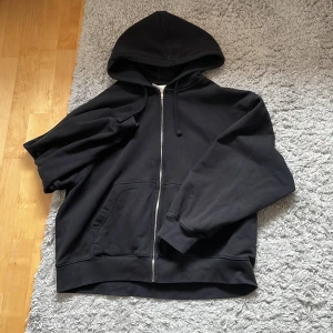 Svart huvtröja - Svart zipup tröja med luva. Använd et fåtal gånger så den är i bra skick! Skriv för frågor eller fler bilder! Tveka inte på att fråga om priset💕