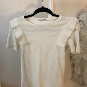 zara topp  - Beige/vit topp från zara i bra skick!💓