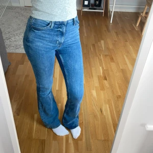 Jeans - Flared jeans med strech💓 använd ett fåtal gånger, är i bra skick🫶🏻 använd gärna köp nu