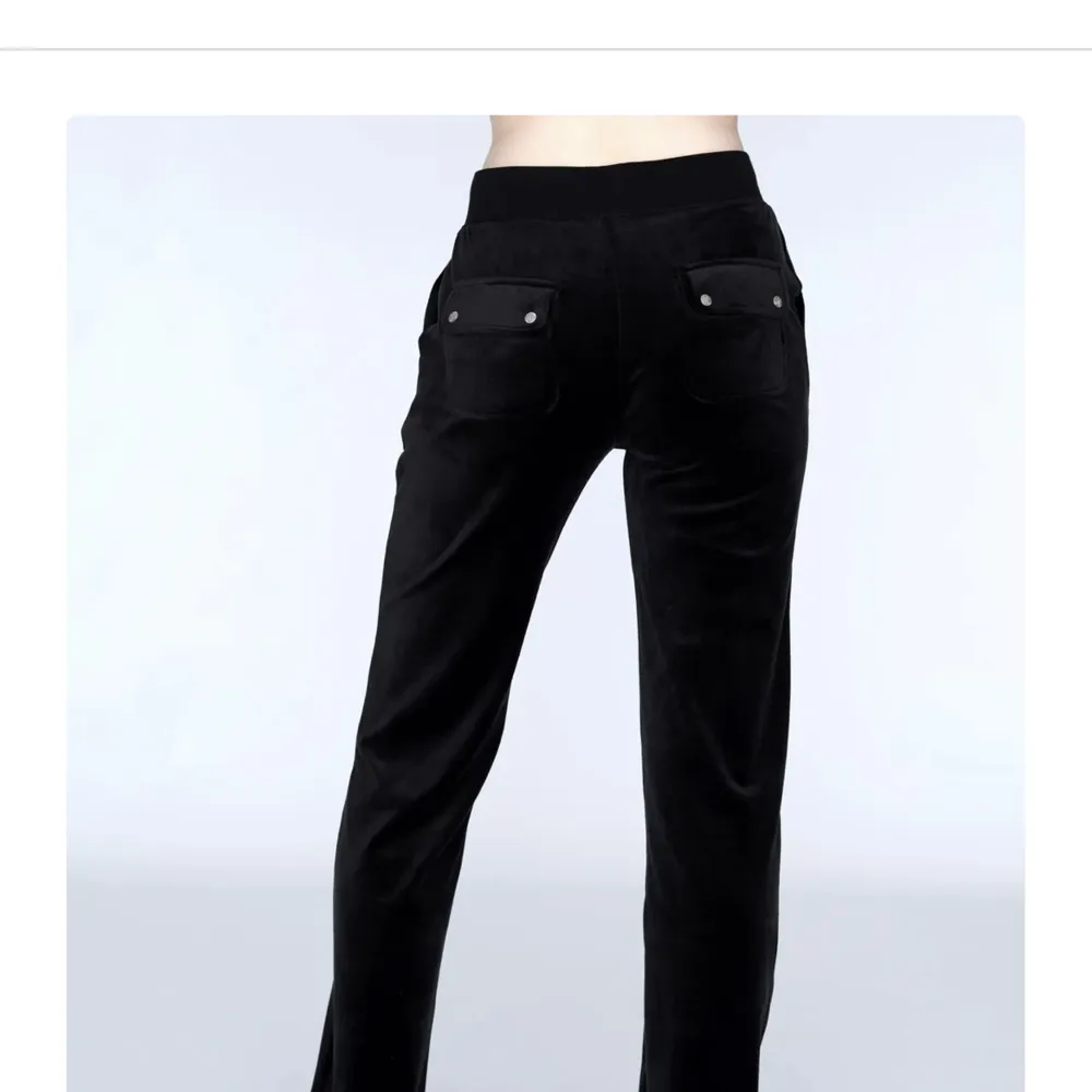 Säljer mina svarta juicy byxor då jag inte använder dom längre. Om ni vill ha bilder på dom så e det bara o fråga💗. Jeans & Byxor.