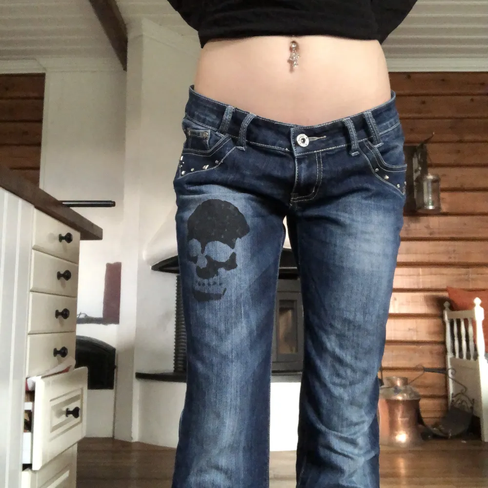 Väldigt snygga jeans med fina detaljer. De är i fint skick förutom att de är lite slitna vid hälarna. Skriv för fler bilder! Innerbenslängd: 84 cm Omkrets runt höfterna: ca 84 cm Midja rakt över: 42 cm Jag är 172 cm och jeansen är en aning för långa🖤. Jeans & Byxor.