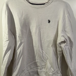 Vit assn polo tröja - Oversized polo assn tröja, storlek S, passar bra på M