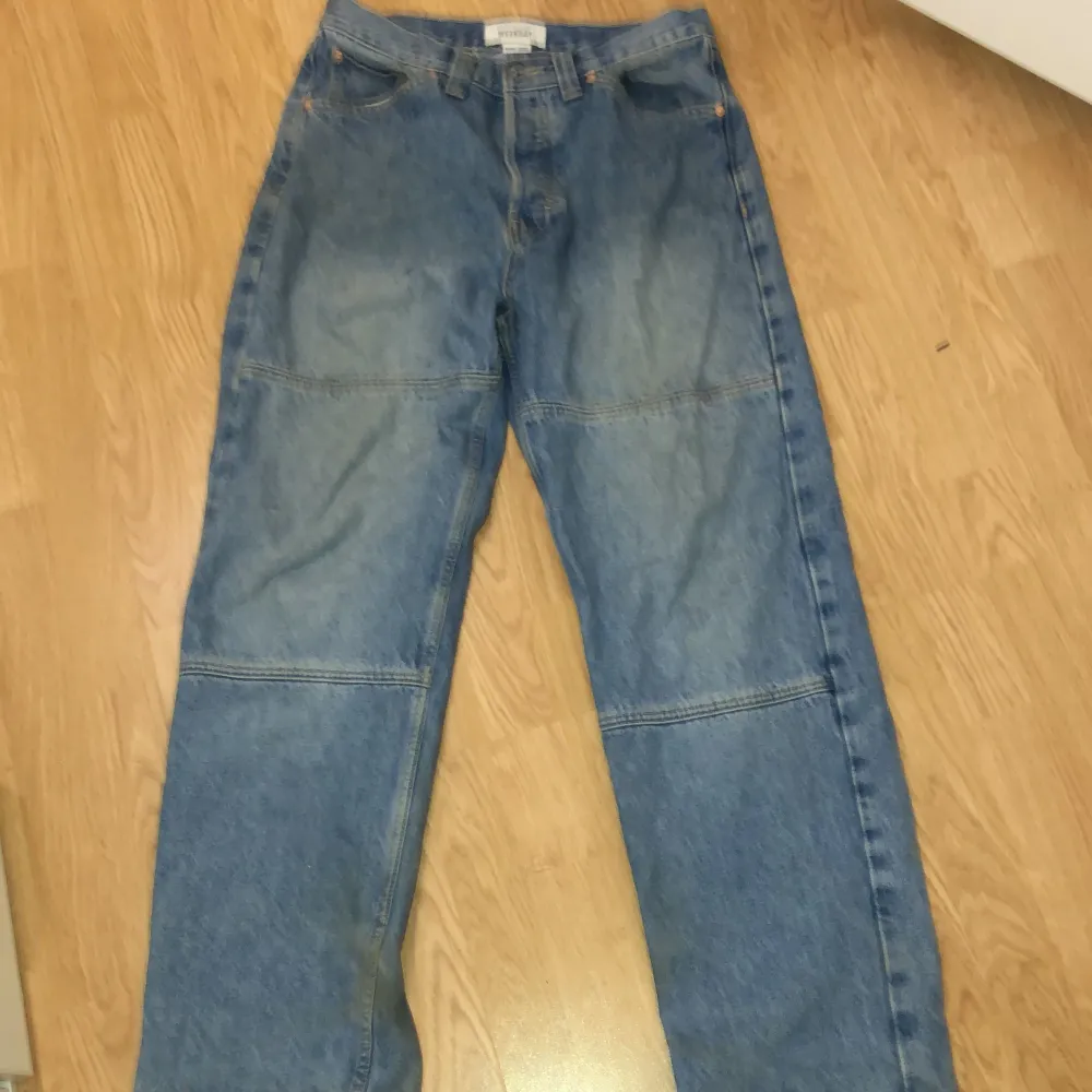 As feta Baggy jeans från weekday, en liten färg fläck på benet. Nypris:600. Jeans & Byxor.