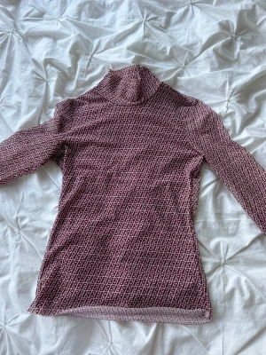 Vinröd mesh tröja - Super snygg mesh tröja! Nypris på ca 1000 kr
