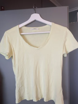 T shirt - Jätte skön t shirt i ljus gul färg. 