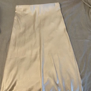 Superfin silkeskjol  - En superfin vit/beige silkesskol i strl. 36. Andvänd fåtal gången 