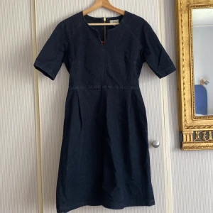 Jeansklänning från Boomerang   - Skönaste jeansklänningen från Boomerang. Lite längre t-shirt ärm. Mörk indigofärg. Mycket stretch i tyget men samtidigt med en rejäl jeanskänsla. Använd endast en gång 