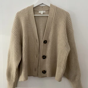 H&M kofta strl M - Stickad tröja från H&M i strl M. Fint skick! Kan antingen hämtas upp i Sundbyberg eller skickas mot fraktkostnad.