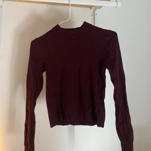 Vinröd tröja - I bra skick använd sparsamt💕