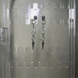 Pearl spike earring/s - 85kr/par 45kr/st +frakt