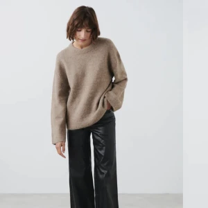 Stickad brun tröja  - Säljer denna otroligt mysiga stickade tröjan ifrån ginatricot ! Använd endast en gång🫶 Oversized för att vara storlek S!!