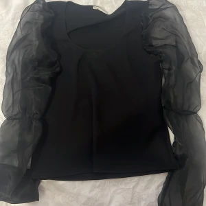 Tröja - Tröja från Nelly, endast använt 2 gånger men blev ett litet hål vid armhålan. Nypris ca 400kr