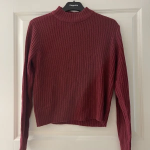 Tröja  - Tröja med låg polokrage, i mycket gott skick 