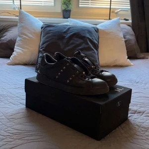 Valentino Rockstuds - Säljer nu mina sällsynta valentino rockstuds då jag inte använder de längre, liten skada kan man se på den sista bilden! Knappt använda. Skulle kunna gå ner i pris vid en snabb affär, hör av dig ifall du har frågor! även öppen mot byten… INTE KÖP NU!