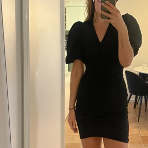 Svart miniklänning från danska märket Frakment - Köpt i Danmark men aldrig använd Otroligt fin festklänning som tyvärr blivit för liten..