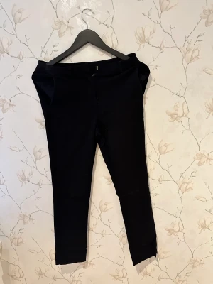 Chinos - Har två av dessa chinos som jag tänker att jag ska sälja ihop. Båda är i samma storlek. De är stretchiga och sitter väldigt snyggt