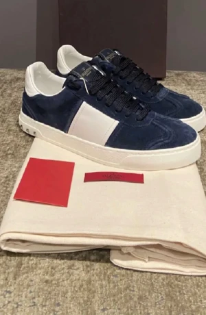 Valentino Flycrew  - Valentino flycrew sneaker. Skick:10/10 helt nya med box och dustbag i storlek: 39 nypris 7999(slutsålda) |pris 4700 | frakt via PostNord eller Instabox på köparens bekostnad | hör av dig vid minsta fråga eller fundering