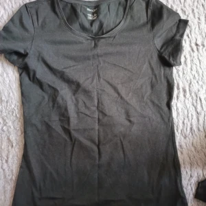 Svart tight topp - Sitter fint mot kroppen Storlek s