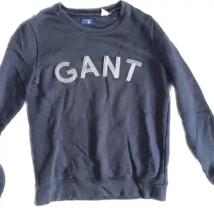 Marinblå gant-sweatshirt. Välanvänd, men fortfarande i mycket bra skick! 